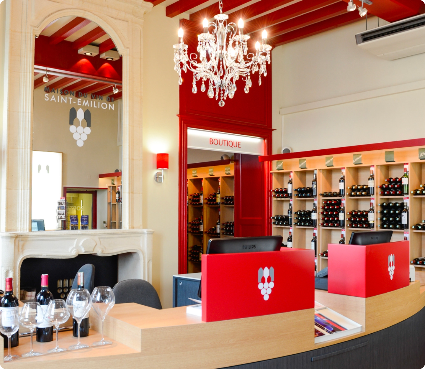 Hall d'accueil et entrée de la boutique officielle de la Maison du Vin de Saint-Émilion