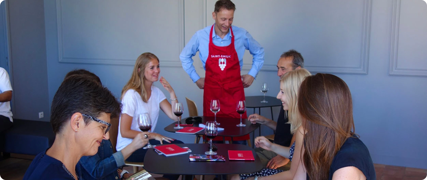 Atelier de dégustation animé par un sommelier formateur à l'École du Vin de Saint-Émilio