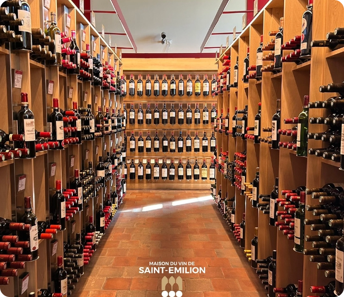 Gros plan sur une sélection de Saint-Émilion Grand Cru en vente directe à prix propriété avec affichage des tarifs