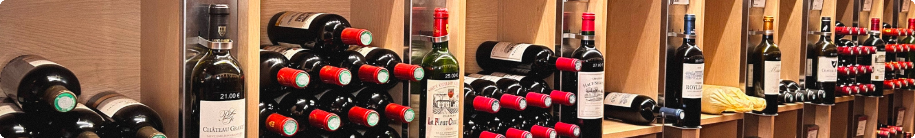 ayonnages de la boutique de la Maison du Vin de Saint-Émilion : Vente de vins au prix propriété et grand choix de millésimes